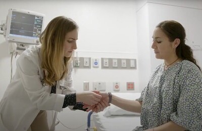 Кодирование Аквилонг в Старой Руссе Врач держит пациентку за руку