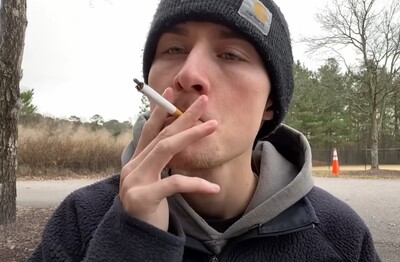 Лечение зависимости от табакокурения в Старой Руссе Мужчина с сигаретой делает затяжку