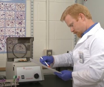 Клиника лечения наркозависимости в Старой Руссе Врач в кабинете клиники