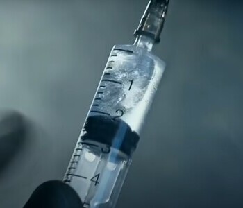 Лечение зависимости от тропикамида в Старой Руссе Шприц с жидкостью