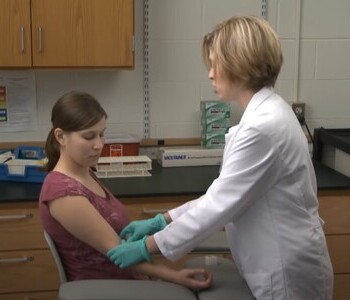 Лечение зависимости от аптечных препаратов в Старой Руссе Врач делает инъекцию пациентке